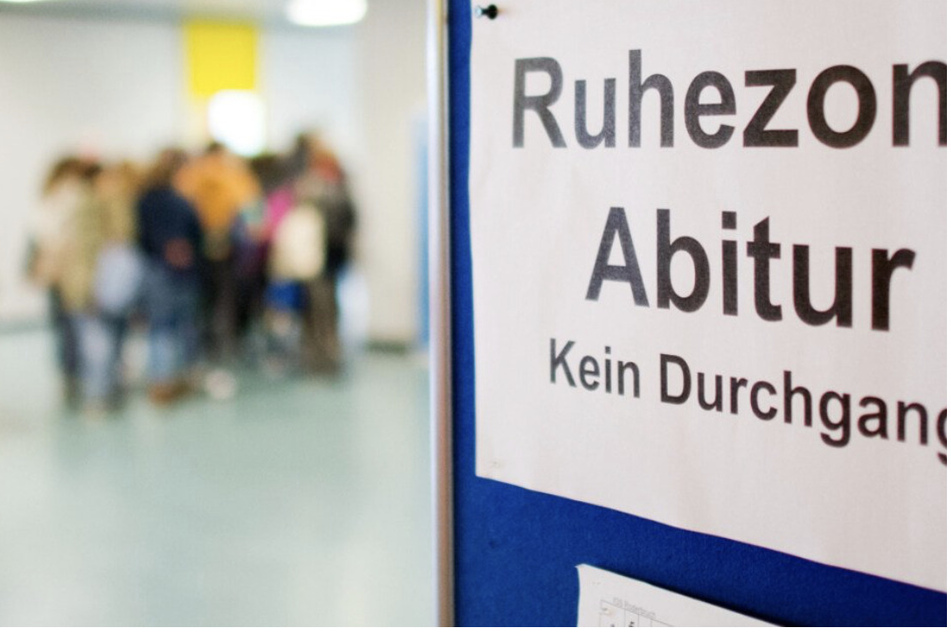 Feiern nach den geschafften Abitur-Prüfungen? Für viele Jugendliche fällt das erstmal flach.