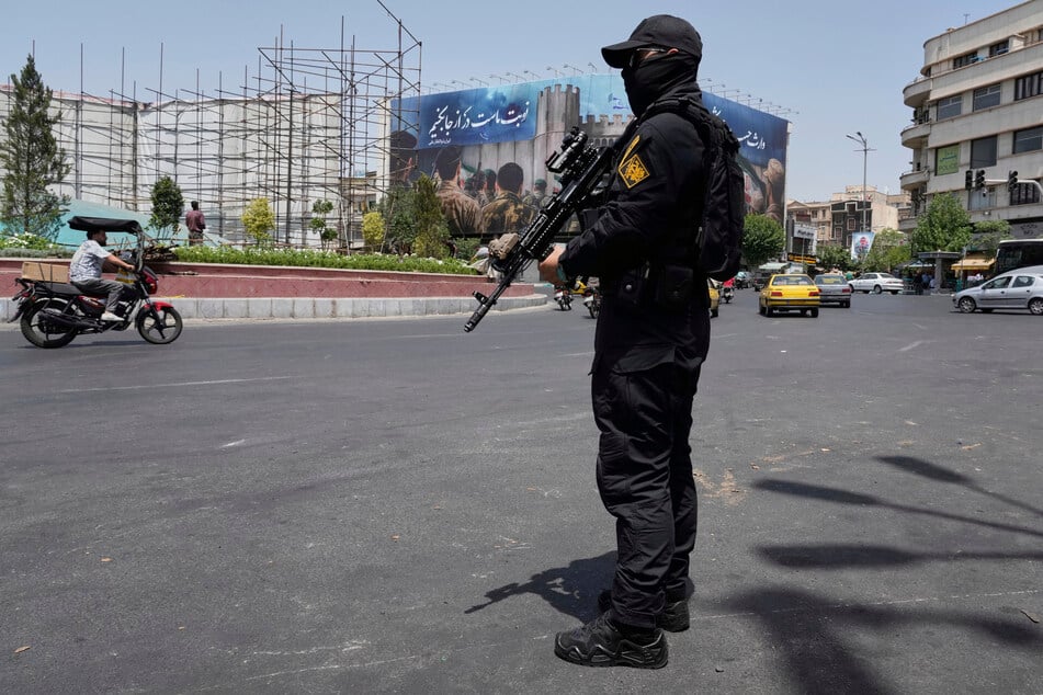 Teheran: Ein Mitglied der iranischen Revolutionsgarden steht auf dem Platz der Islamischen Revolution.