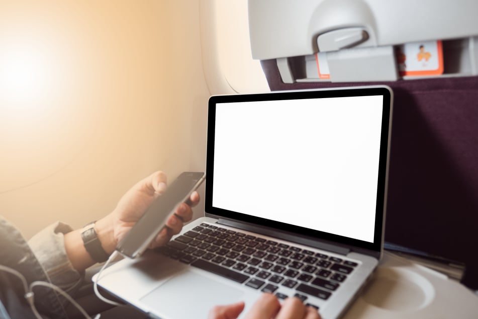 Geräte mit Lithium-Batterien und -Akkus stellen im Flugzeug ein Sicherheitsrisiko dar. (Symbolbild)