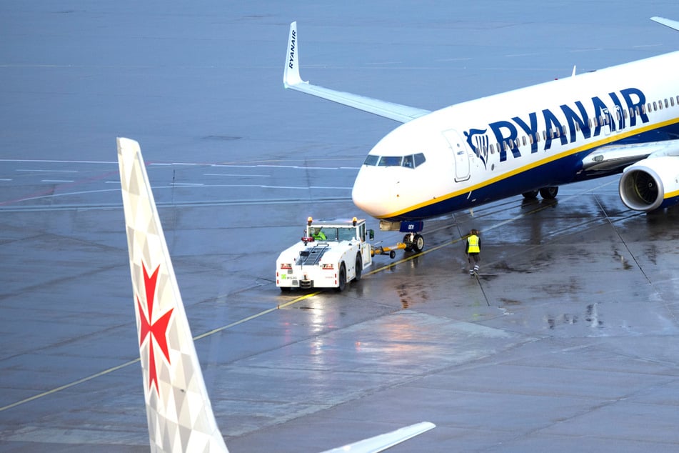 Urlaubsflieger muss unerwartet landen: Pöbelnde Passagiere kassieren saftige Strafe