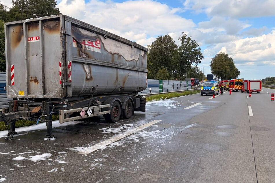 Der Lkw hat Gefahrgut geladen, das noch nicht genau bestimmt werden konnte.