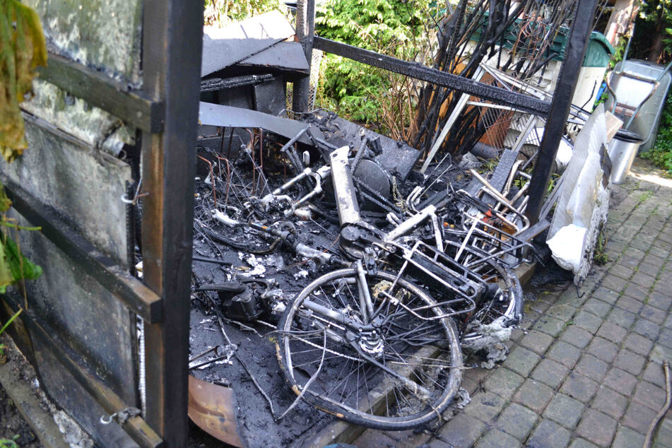 Nach dem Brand blieben an der Unglücksstelle jede Menge Ruß und Asche übrig.
