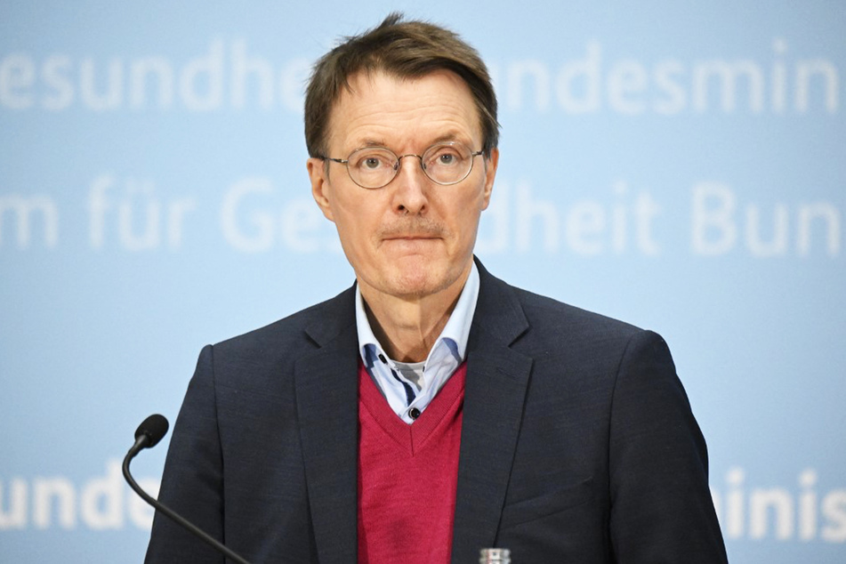 Bundesgesundheitsminister Karl Lauterbach (59, SPD) zieht es nun doch nicht durch. Die Isolation bleibt verpflichtend.