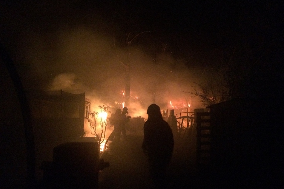 In einer Kleingartenanlage in Hattingen standen mehrere Lauben in Flammen.