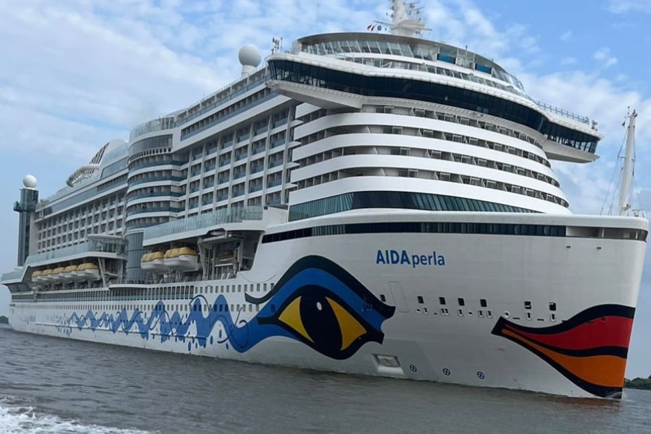 Am Samstag gab es an Bord der "AIDAperla" einen medizinischen Notfall. Eine Frau hatte sich kurz nach Beginn der Reise eine Beinverletzung zugezogen.