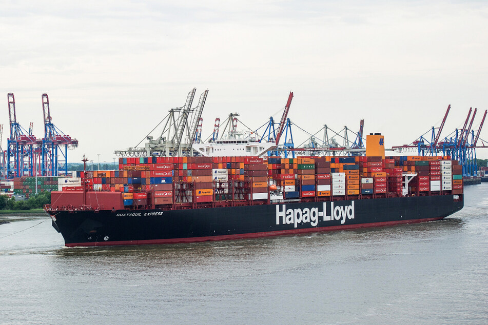 Das Hapag-Lloyd-Containerschiff "Guayaquil Express" fährt in den Hamburger Hafen ein.