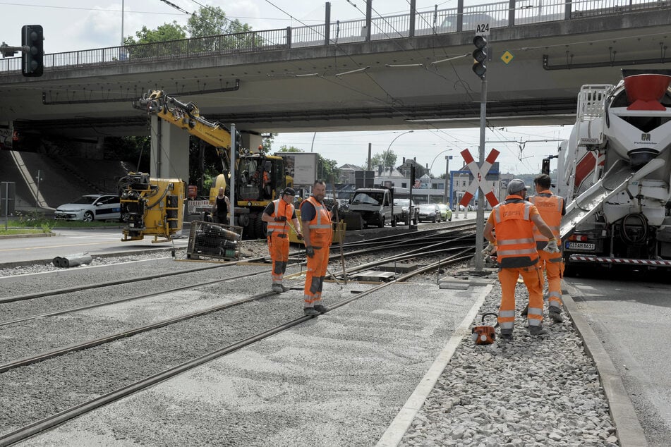 An der Annaberger Straße/Südring wurden gestern die Straßenbahngleise für die Behelfsüberfahrt betoniert.