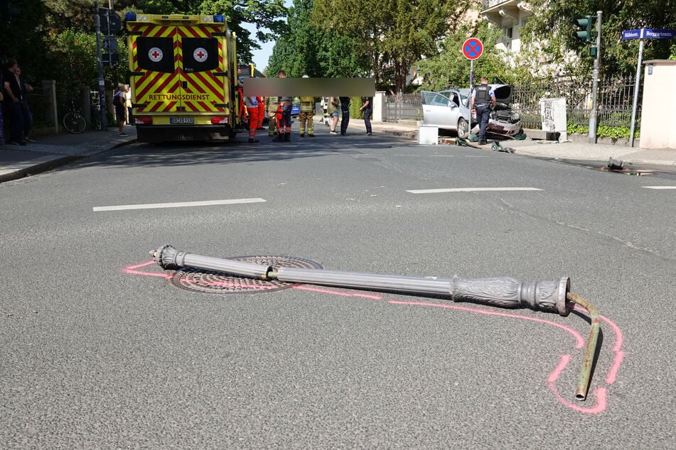 Die Gaslaterne wurde beim Unfall beschädigt.
