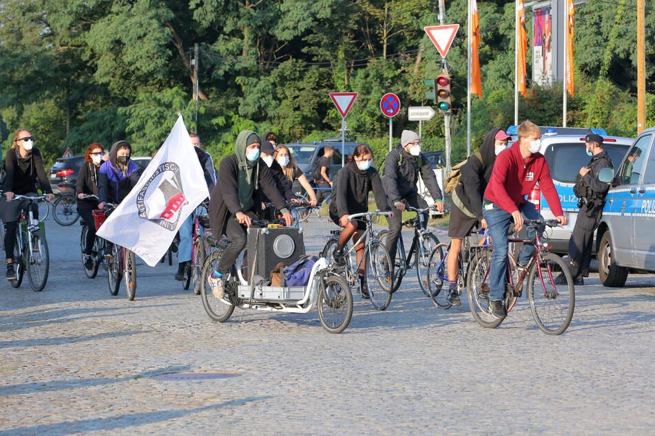 Rund 20 Demonstranten kamen auf Fahrrädern zum Gericht.