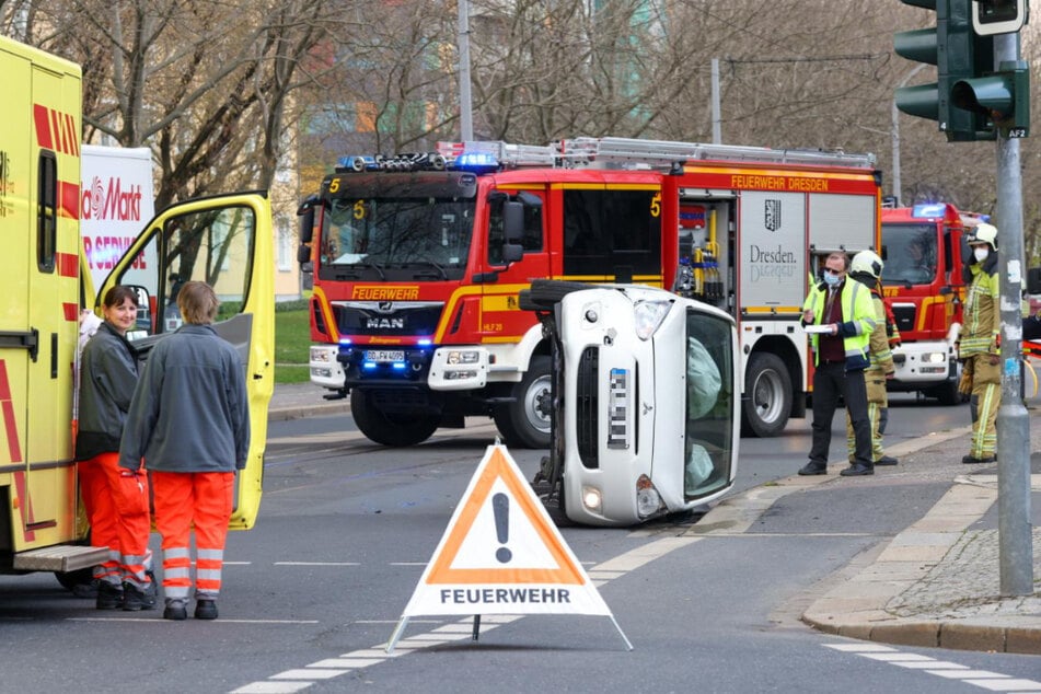 Kameraden der Feuerwehr sicherten den Unfallort ab.