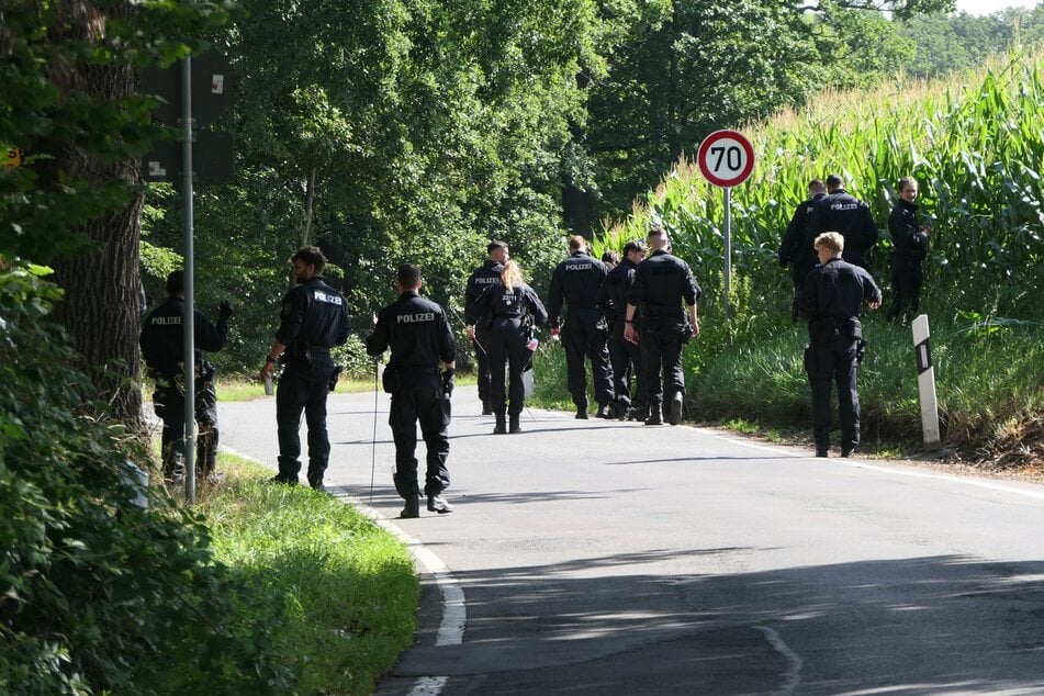 Dutzende Bereitschaftspolizisten durchsuchten das Steinbruch-Gelände und den angrenzenden Wald nach versteckten Brandsätzen und Benzinkanistern.