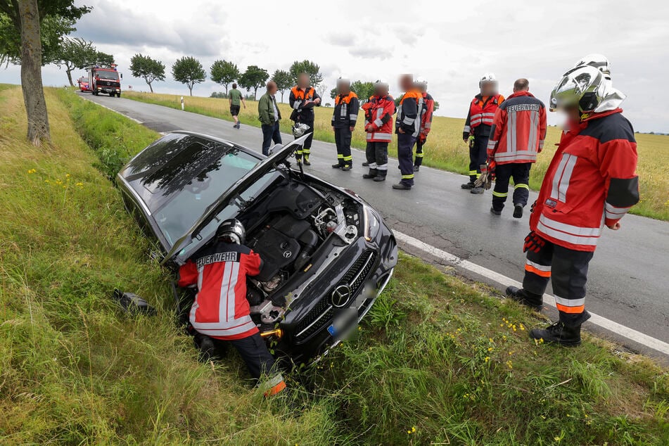 Ein Mercedes landete am Dienstagmittag bei Crimmitschau im Straßengraben. Zuvor musste er offenbar einem Auto ausweichen.
