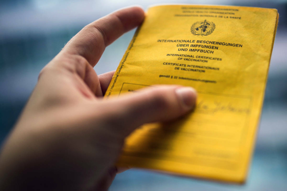 Die Berliner FDP will sich für die Einführung einer "Covid-19-Impfkarte" im Scheckkartenformat einsetzen, die eine Ergänzung zum klassischen gelben Impfpass sein soll.