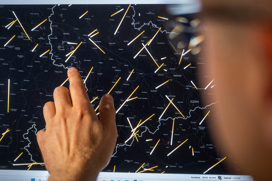 Die Karte zeigt einen Meteoritenschauer über Sachsen im August.
