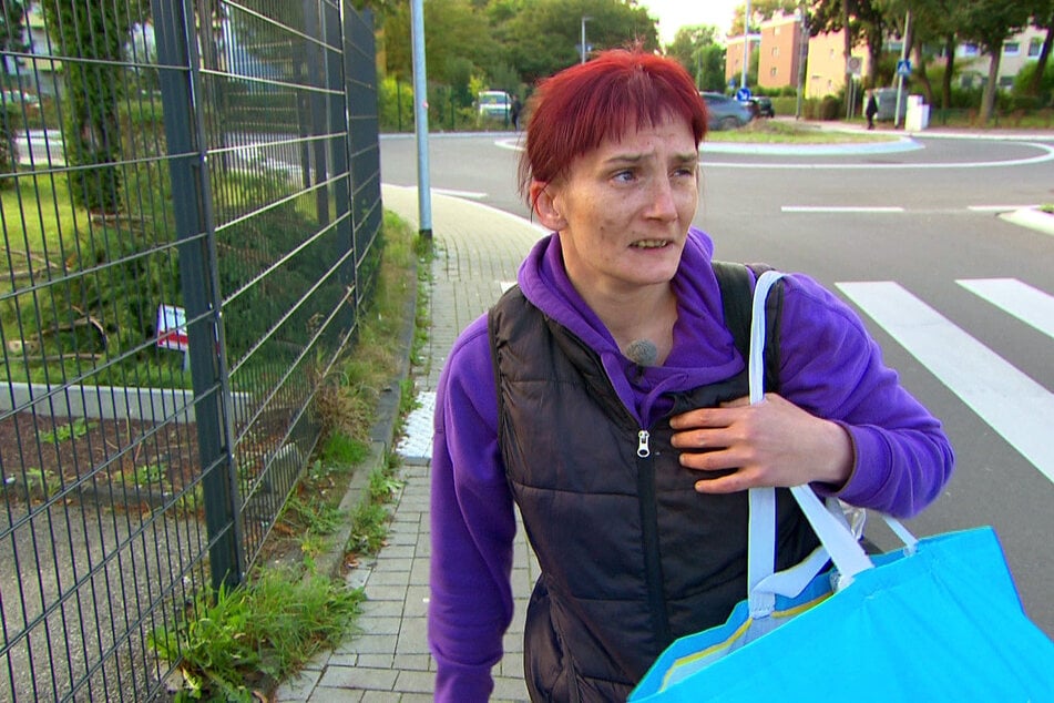 Carola (40) packt ihre Sachen und verlässt den Kölnberg.