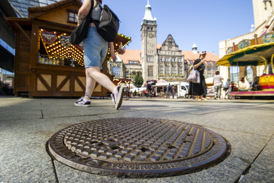 Noch immer graues Einerlei: Auf dem Markt liegen weiterhin herkömmliche Schachtdeckel.