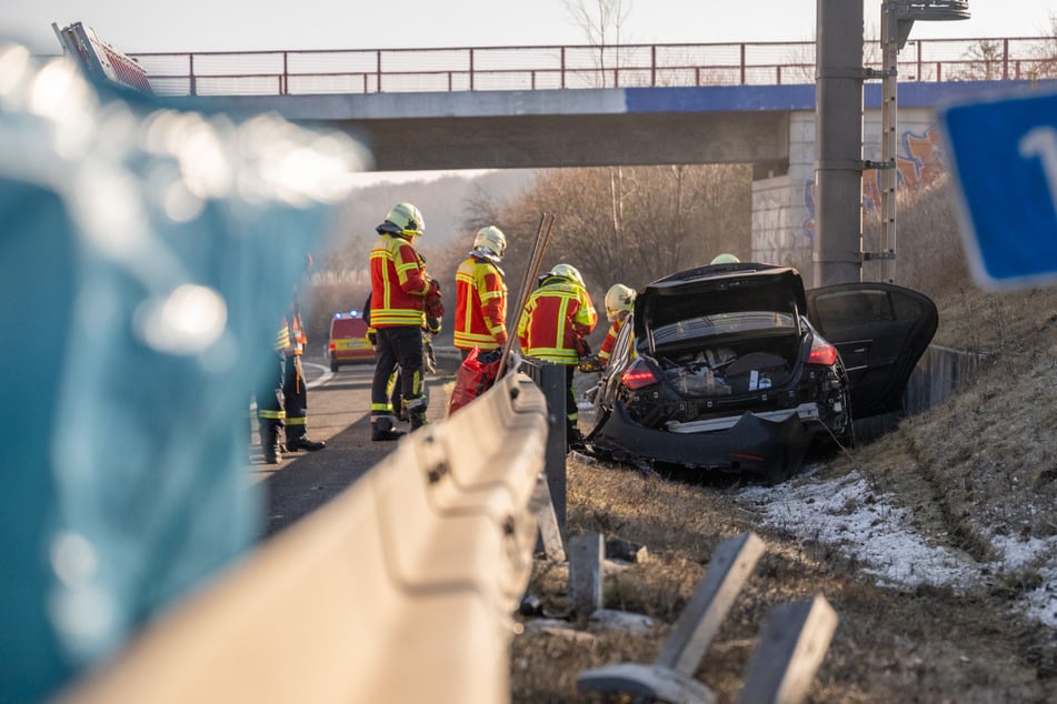 Unfall A4: Mercedes pflügt rund 200 Meter neben der A4 entlang