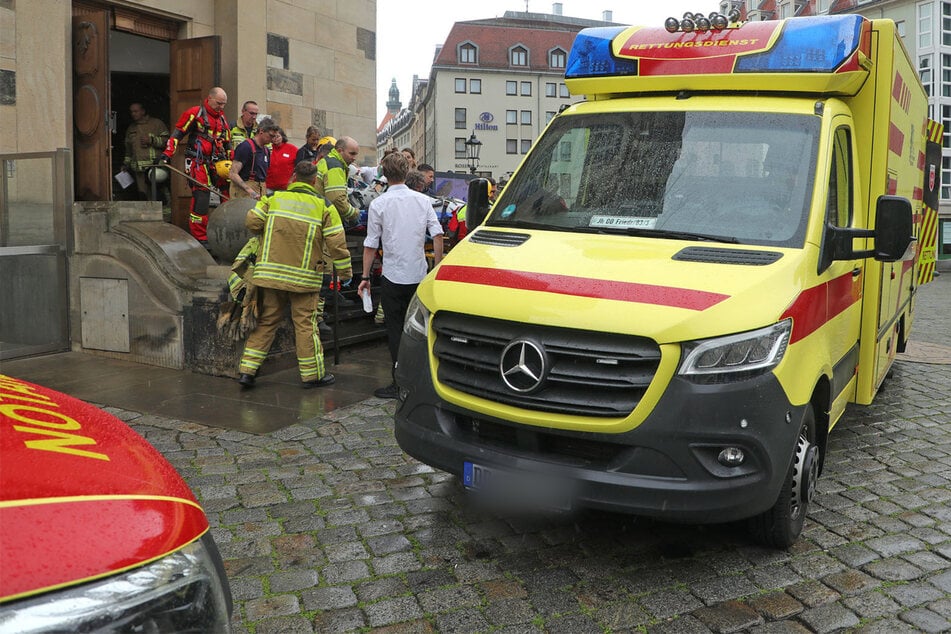 Der Mann wurde unter ständiger Reanimation ins Krankenhaus gebracht.