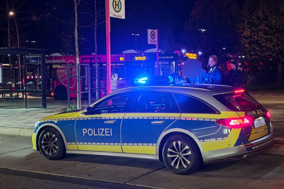 In Hamburg-Neugraben hat ein Mann mit einem Messer einen Busfahrer bedroht.