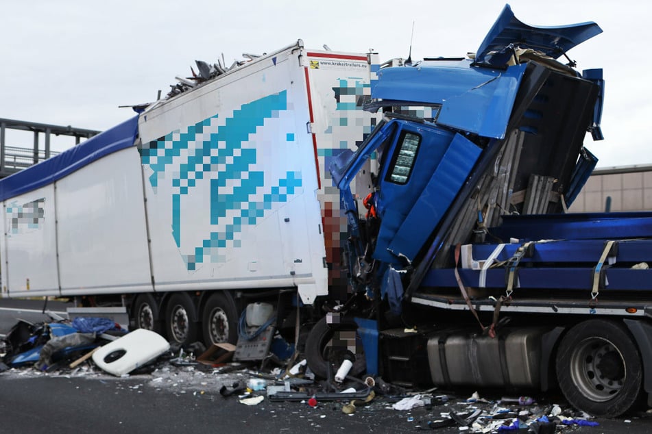 Auf der A3 bei Erlangen in Bayern ist ein Lastwagen auf einen anderen Sattelzug aufgefahren. Der Fahrer erlag noch am Unfallort seinen Verletzungen.