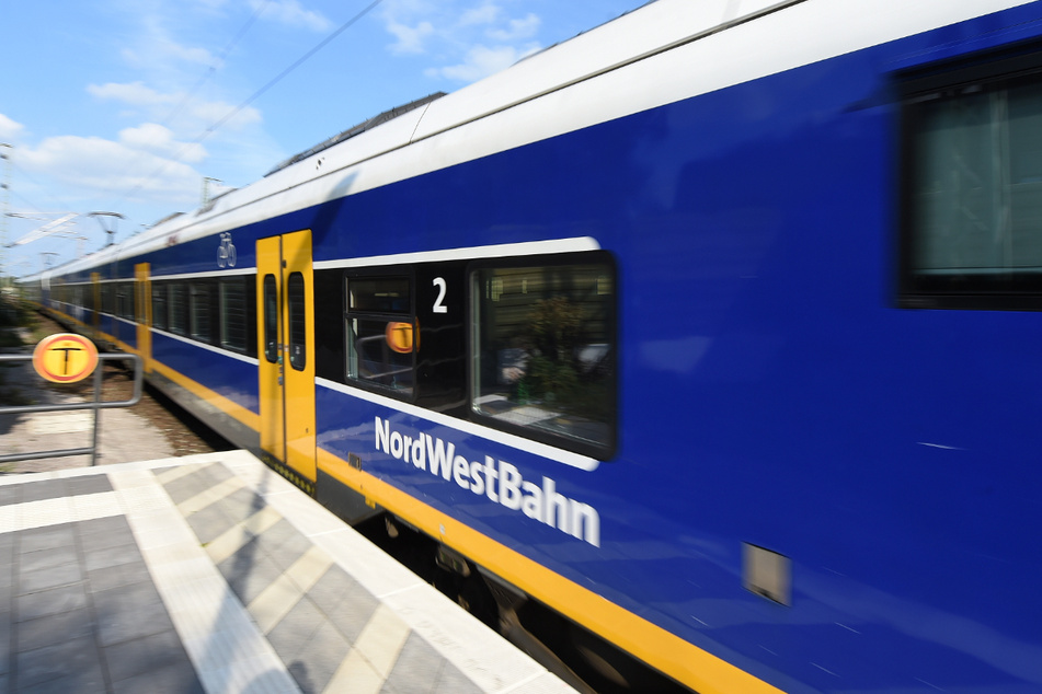 Die Kinder stiegen in einen Zug der NordWestBahn ein und fuhren ohne Mutter los. (Archivbild)