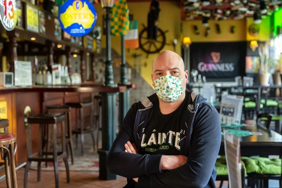 Wirt Mark Bauer (39) aus Chemnitz lässt seinen "City Pub" ab Freitag zu.