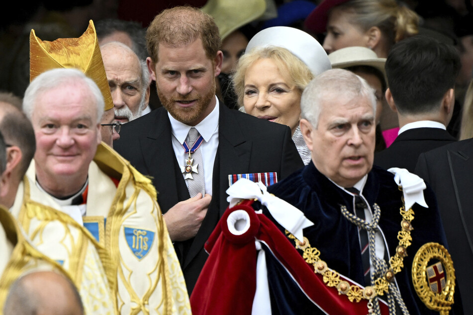Prinz Harry (38, M.) und sein Onkel, Prinz Andrew (63, r.), während der feierlichen Krönungs-Zeremonie.