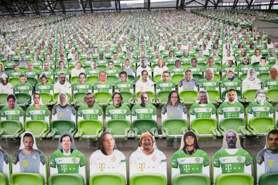 Ungarn, Budapest: Fotos von Fans sind auf Pappfiguren auf der Tribüne der Groupama-Arena aufgestellt.