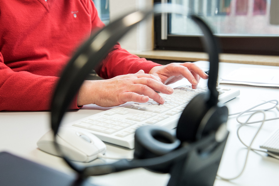 Ein Mitarbeiter der Zentralen Unterstützung der Kontaktnachverfolgung tippt auf einer Computer-Tastatur.