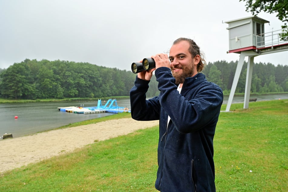 Eric Wald (33) vom Stausee Rabenstein hält nach Badegästen Ausschau.