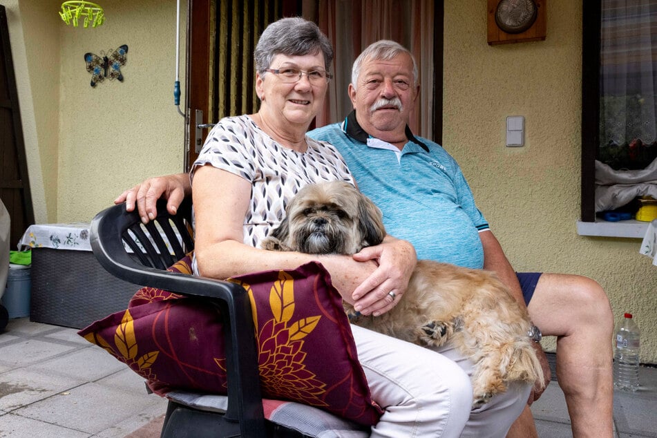 Dieter Quetschke and Ehefrau Heidrun (71) with Hündchen Charly (7).