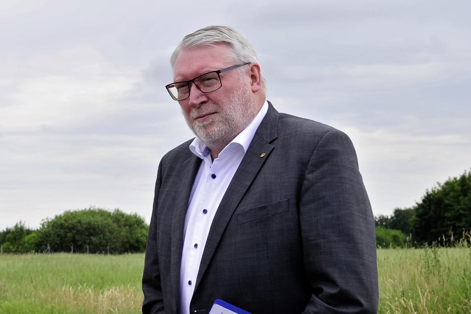 Landrat Matthias Damm (68, CDU) zog die Übernahme vorerst zurück.