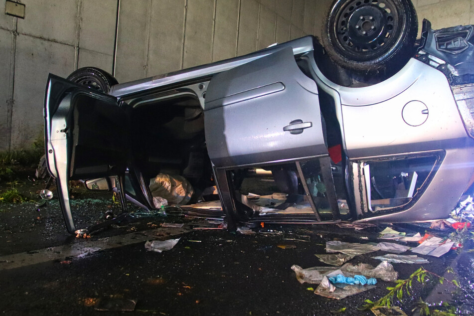Der 36-jährige Autofahrer überlebte den Unfall, musste aber verletzt in eine Klinik gebracht werden.