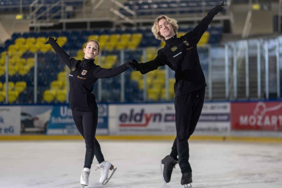 Das Chemnitzer Nachwuchs-Eislaufpaar Finja Luisa Maeder (15) und Piero Joel Lopez Moreno (17) übt derzeit für ihren Einsatz bei "Holiday on Ice".