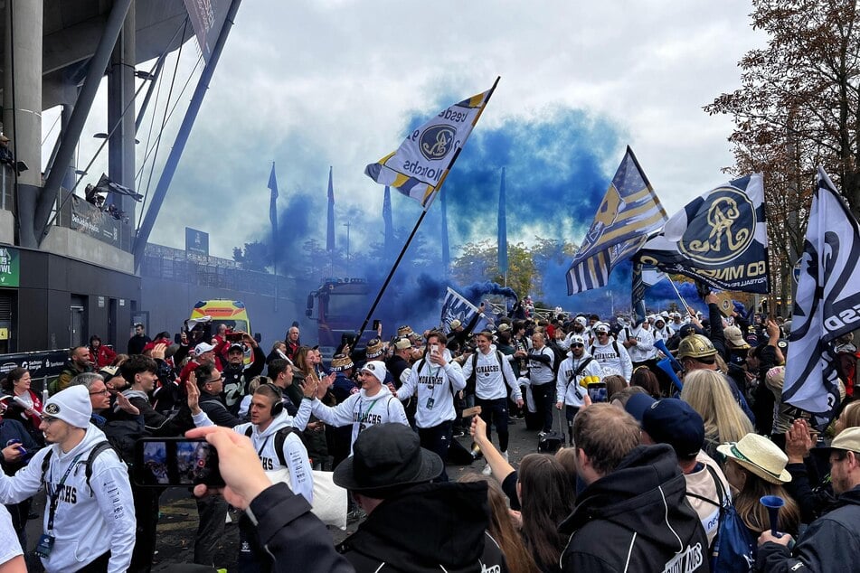 Die Dresden Monarchs bahnen sich einen Weg durch ihre Fans.