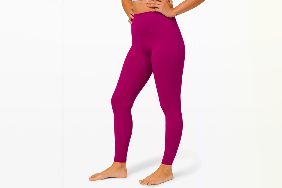 Die bequeme Leggings von lululemon gibt es in verschiedenen Farben.