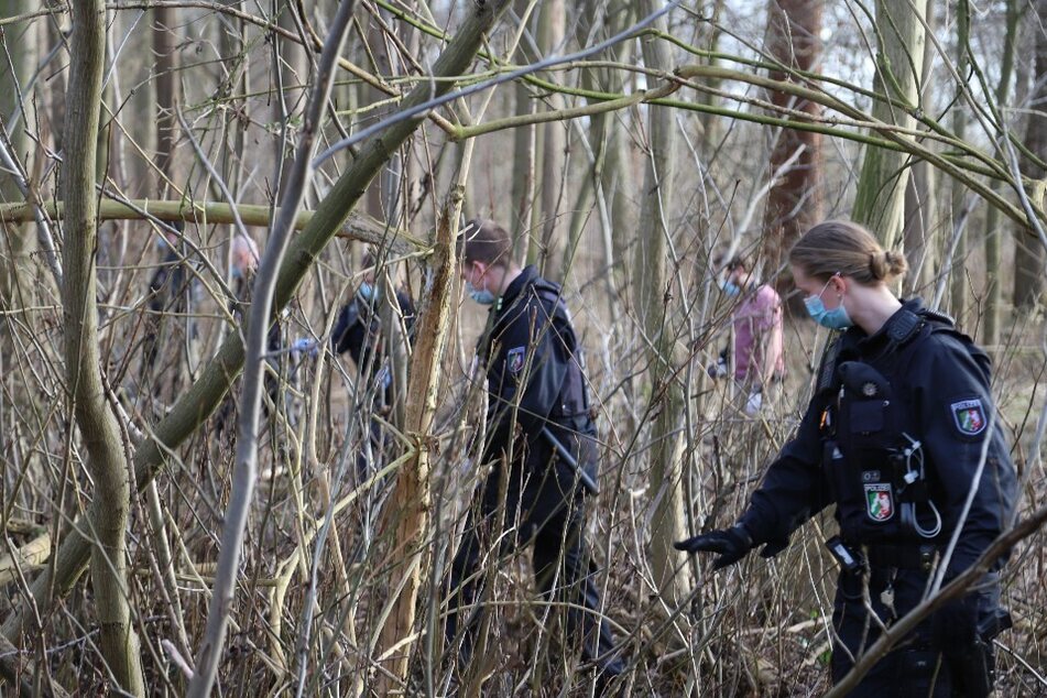 Polizisten durchsuchen am Donnerstagnachmittag den Bereich um den Tatort am Decksteiner Weiher.