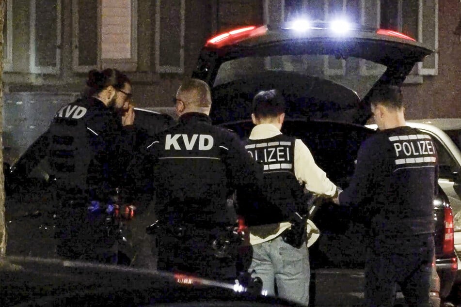 Ermittler der Polizei suchten auch nach Spuren im Umfeld einer Wohnung in Ludwigshafen, in der der Todesfahrer von Mannheim gelebt haben soll.