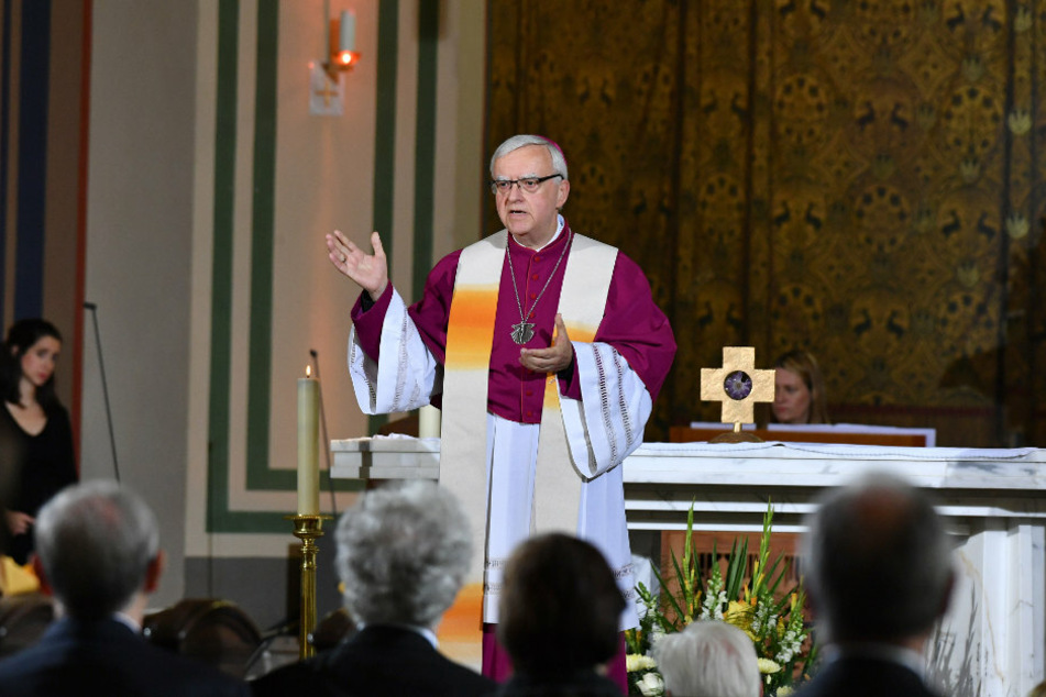 Heiner Koch (66), Erzbischof von Berlin, spricht bei einem ökumenischen Gottesdienst zum Tag der Deutschen Einheit in der Kirche St. Peter und Paul.
