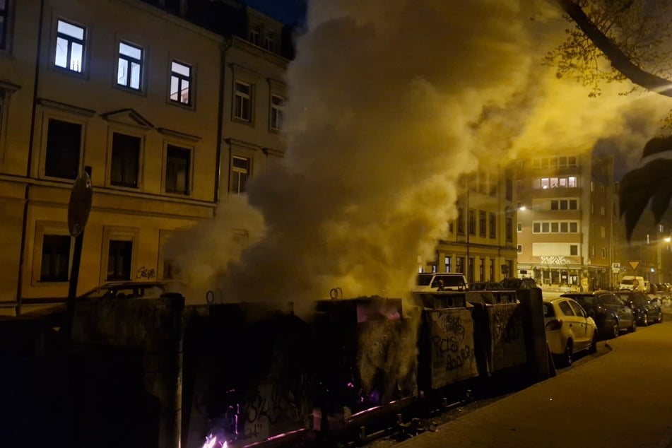 Rauch stieg an der Ecke Kamenzer Straße/Bischofsweg aus zwei Müllcontainern auf.