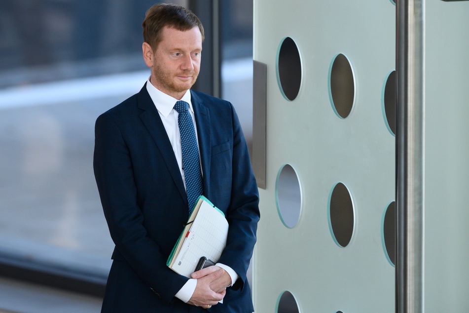 Michael Kretschmer (CDU), Ministerpräsident von Sachsen, wird am kommenden Mittwoch eine Regierungserklärung abgeben. Zuvor berät Sachsens Regierung über weitere Einschränkungen in der Corona-Krise.