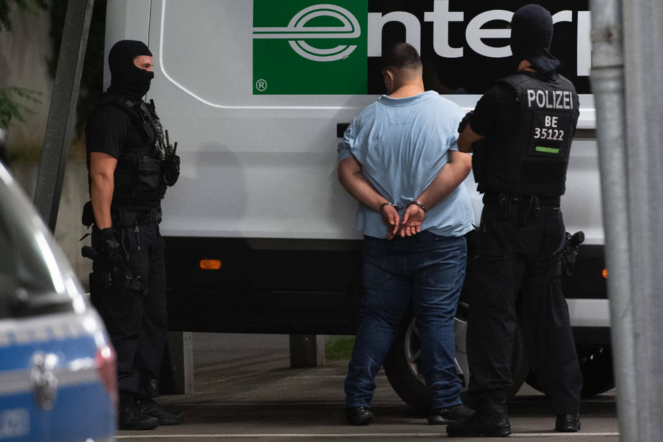 Am Abend hat die Polizei einen Tatverdächtigen verhaftet.