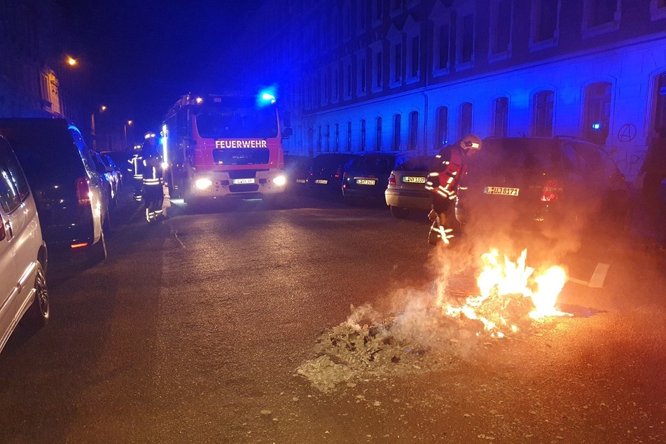 Auch nach Mitternacht wurden noch Barrikaden in Connewitz errichtet und erneut angezündet. Die Feuerwehr musste eingreifen.