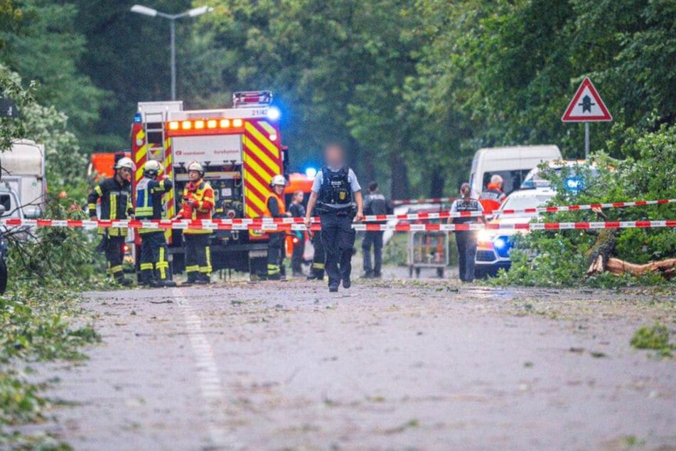 Die Einsatzkräfte in Karlsruhe sicherten die Unglücksstelle ab.