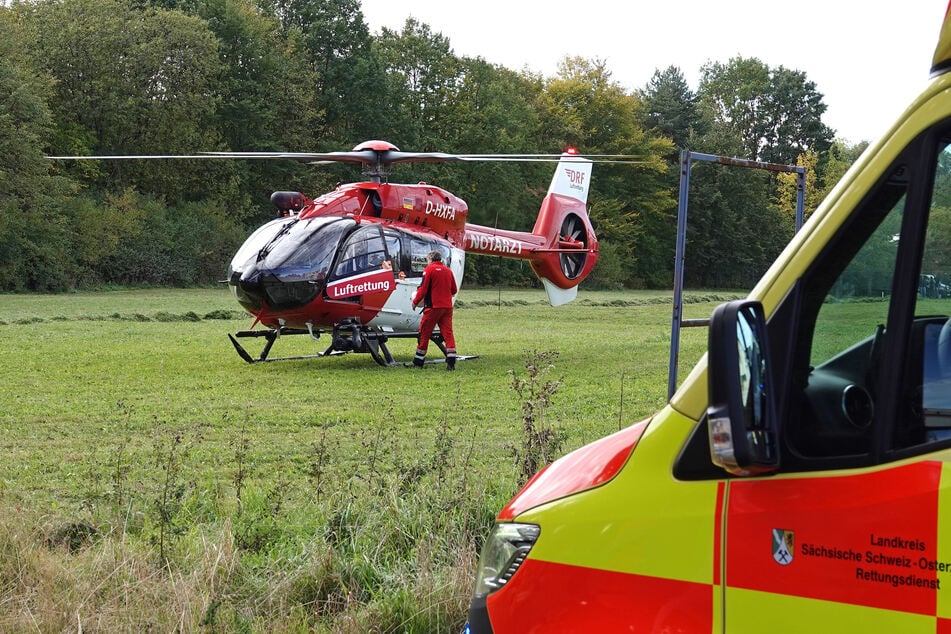 Ein Hubschrauber brachte die verunfallten Moped-Fahrer ins Krankenhaus.