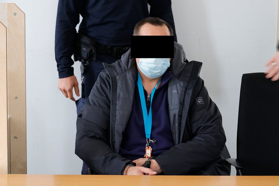 Hans G. (54) wird von Betreuern in den Sitzungssaal des Landgerichts begleitet.