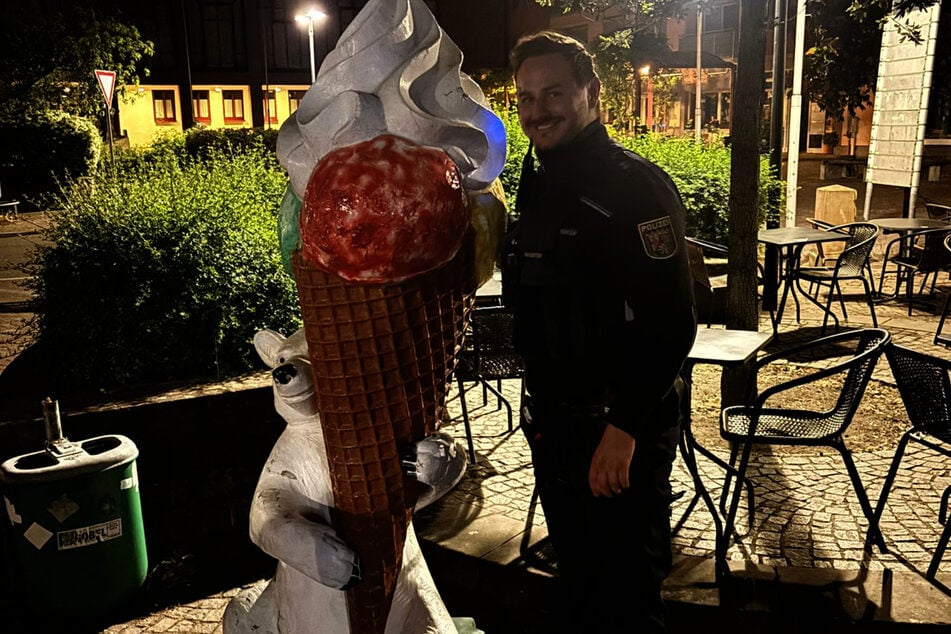 Die Eiswaffel ist wieder da! Ein Polizist aus Edenkoben präsentiert stolz das schöne Stück. Auch der Bär scheint sich zu freuen.