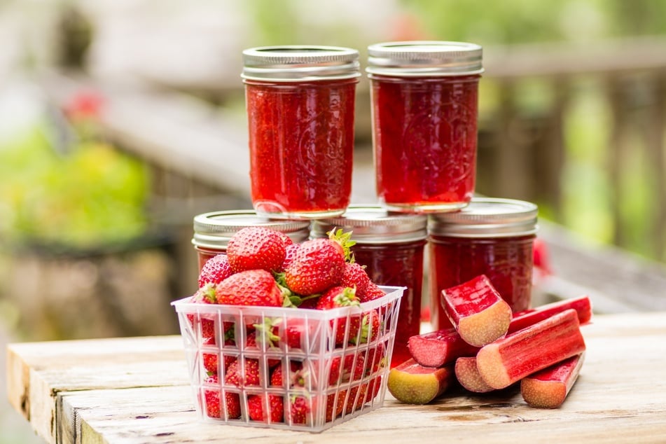 Erdbeer Rhabarber Marmelade gehört in jedes Vorratsregal.