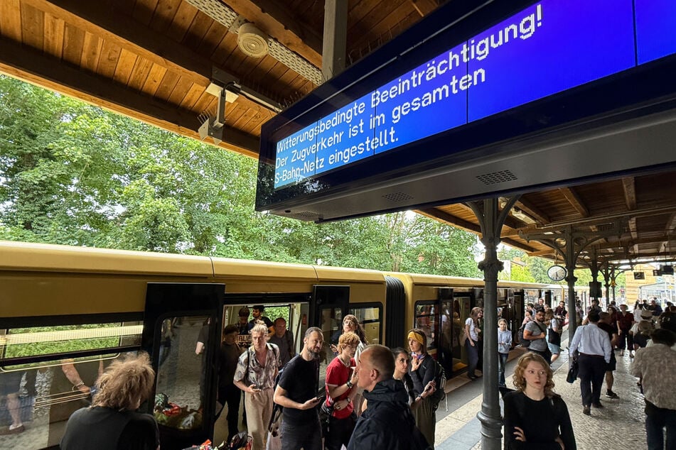 Nix ging mehr: Am Montag standen die S-Bahnen durch den Sturm stundenlang still.
