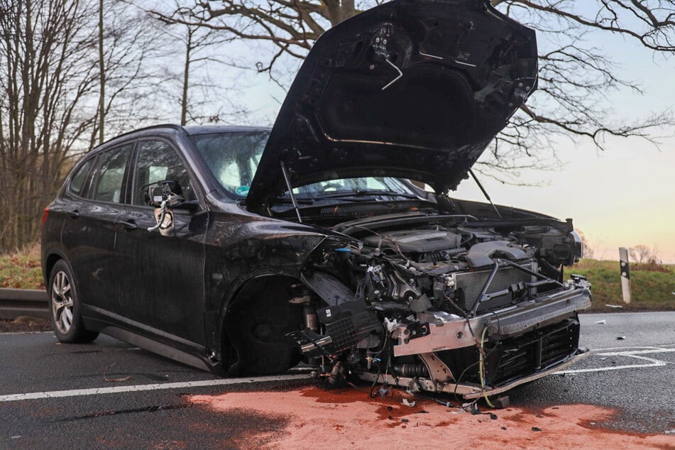 Die Bundesstraße musste nach dem Crash gesperrt werden.